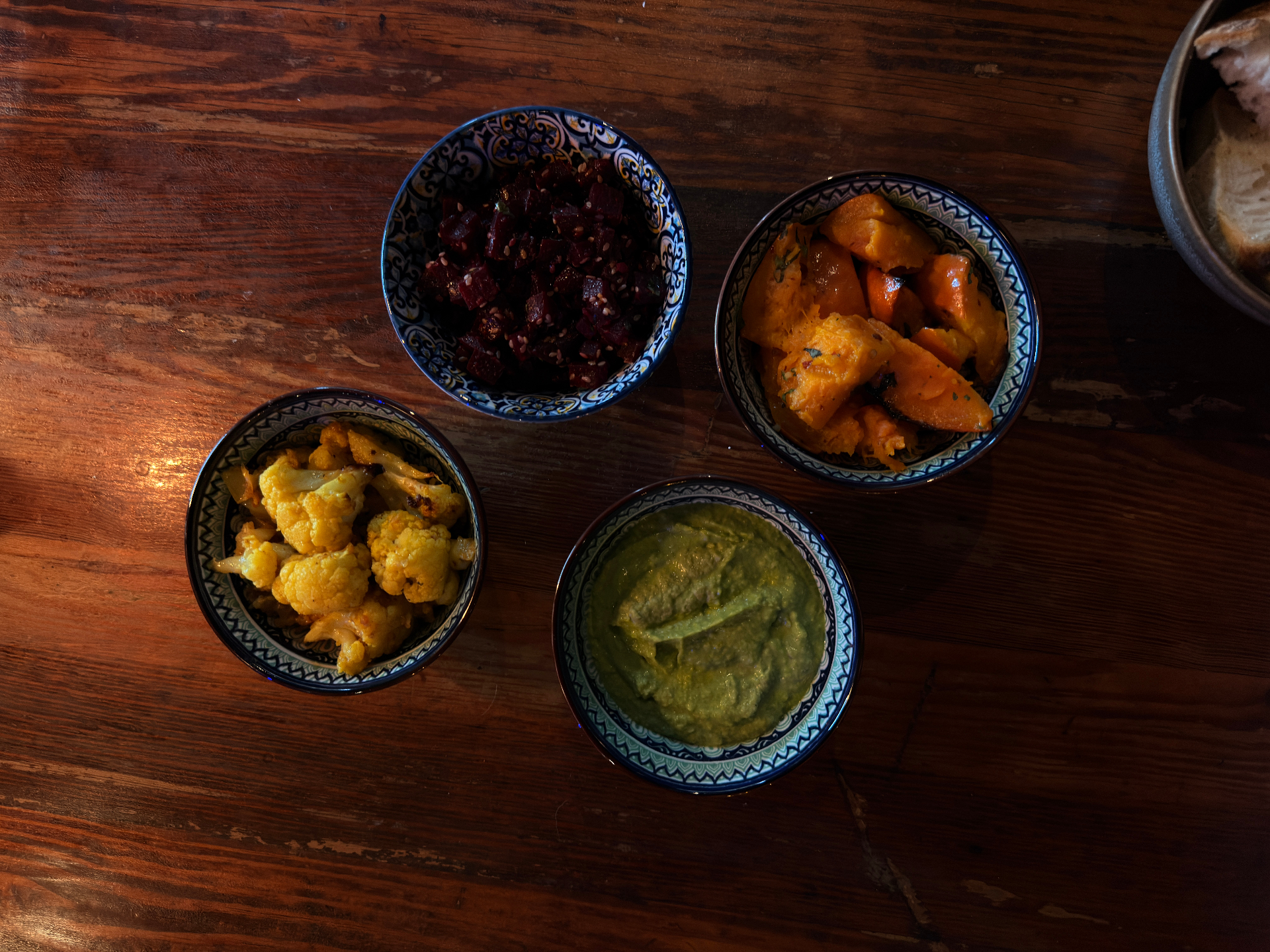 Chef plattiert ein Tapas-Gericht